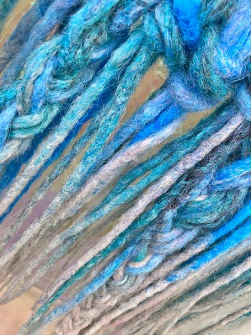 У каждого в жизни наступает момент, когда хочется простого человеческого заплести дреды и больше не быть онлайн. 02