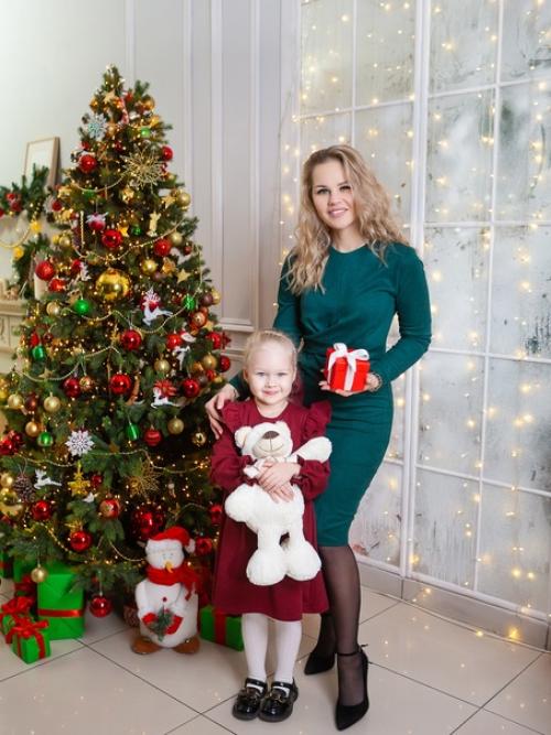 Лучшие прически для новогодней фотосессии, пожалуй, самая популярная укладка на новогодних фото - локоны. 02