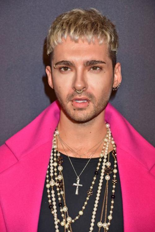 Наконец - то можно рассмотреть новую причёску Билла вблизи и со всех сторон. 03