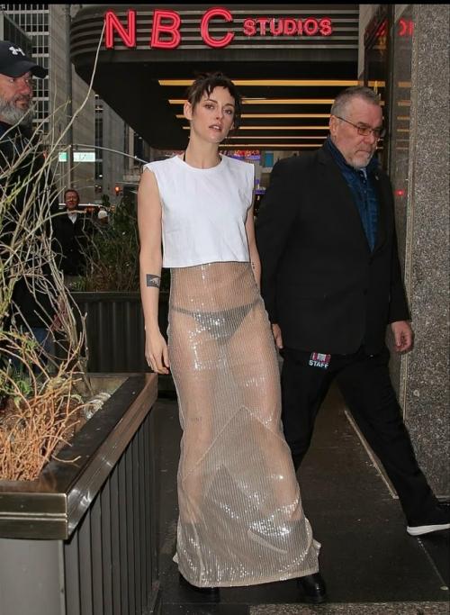 Кристен стюарт сверкнула трусами.

