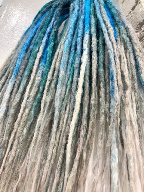 У каждого в жизни наступает момент, когда хочется простого человеческого заплести дреды и больше не быть онлайн. 03