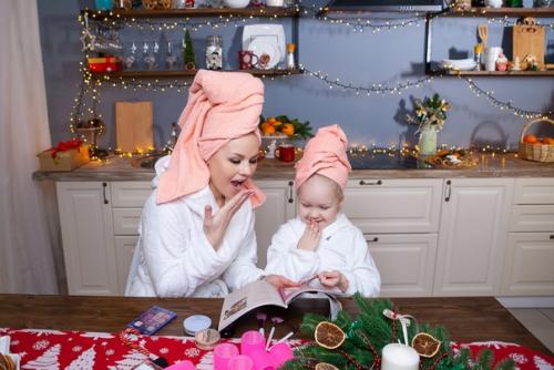 Лучшие прически для новогодней фотосессии, пожалуй, самая популярная укладка на новогодних фото - локоны. 08