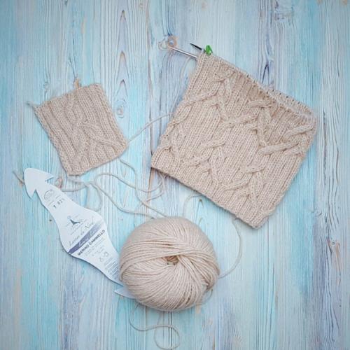 Нежная бежевая шапка бини на весну спицами! 06 Нежная бежевая шапка бини на весну спицами! 06