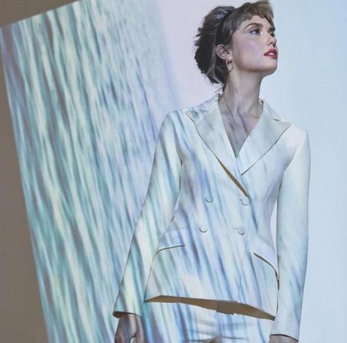 После новой фотосессии фанаты уговаривают Агату муцениеце отрезать челку. 02