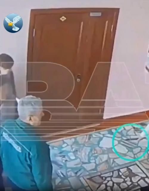 Школьник с ножом на учительницу пошел. 01