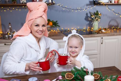 Лучшие прически для новогодней фотосессии, пожалуй, самая популярная укладка на новогодних фото - локоны. 09