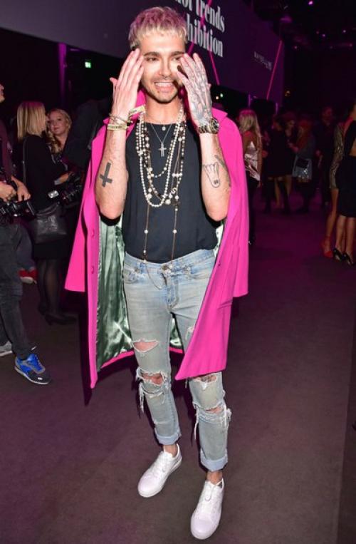 Наконец - то можно рассмотреть новую причёску Билла вблизи и со всех сторон. 02