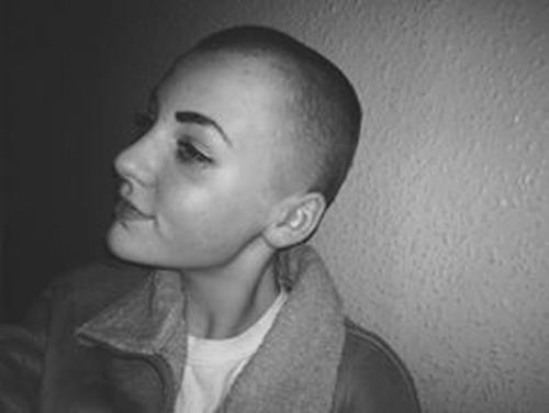 Школьница свои волосы для больных раком детей остригла. 03