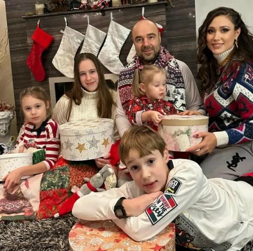 Недавно Айза лилуна - ай сделала очень откровенное заявление, назвав романа товстика и Полину Диброву Убогой Парочкой. 02