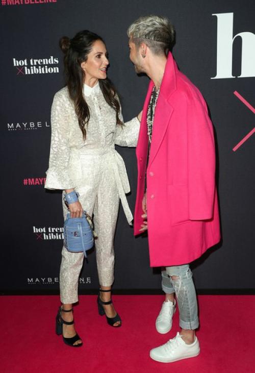 Наконец - то можно рассмотреть новую причёску Билла вблизи и со всех сторон. 01