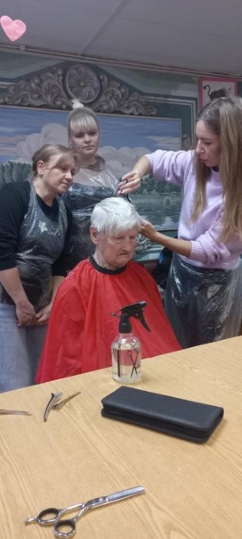 Учебный центр Псков посетили наших проживающих, сделали им модные стрижки. 05