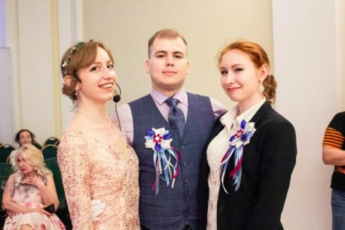 Интернет наполнен видео, где жених впервые видит невесту в свадебном платье и не может сдержать слёз. 03
