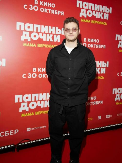 В кинотеатре Октябрь режиссер Анатолий колиев представил публике фильм папины дочки. 01