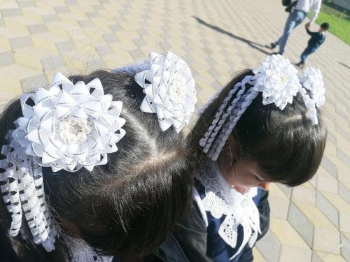 Так смотрятся бантики спиральки на прическах девочек, еще больше фото в прикрепленном альбоме с отзывами. 04