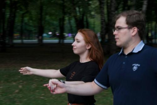 Интернет наполнен видео, где жених впервые видит невесту в свадебном платье и не может сдержать слёз. 02