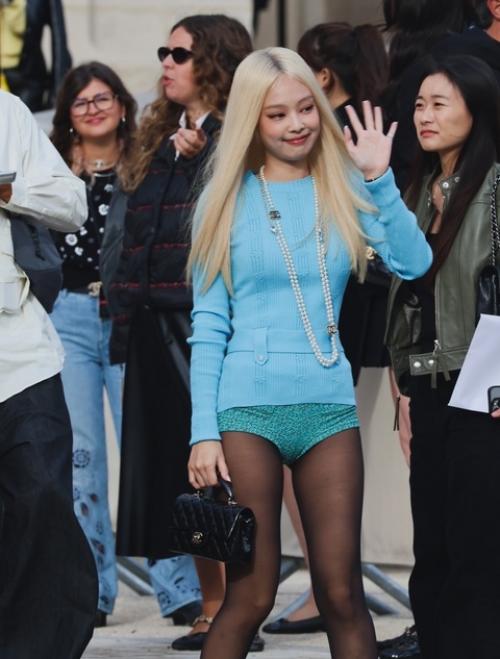 021024: модель в том же наряде, что и Дженни из Blackpink на шоу Chanel. 02