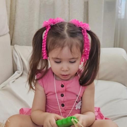 Так смотрятся бантики спиральки на прическах девочек, еще больше фото в прикрепленном альбоме с отзывами. 01