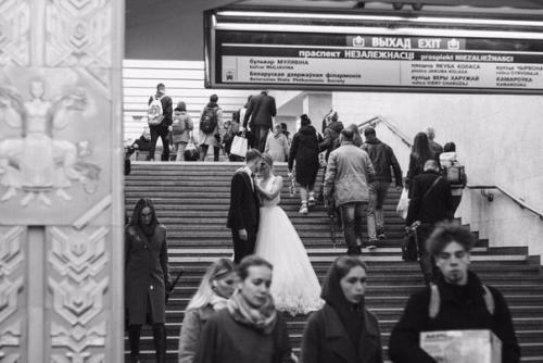 Ого!  Молодожены устроили свадебный фотосет на Комаровке, в метро и Маке. 04