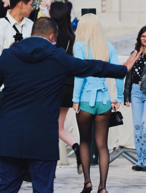 021024: модель в том же наряде, что и Дженни из Blackpink на шоу Chanel. 01