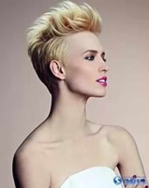 Для девушек, которые любят эпатаж и экстравагантность, модные стилисты предлагают стрижки и укладки в стиле ирокез. 02