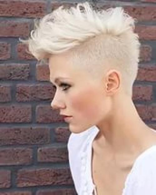 Для девушек, которые любят эпатаж и экстравагантность, модные стилисты предлагают стрижки и укладки в стиле ирокез. 01