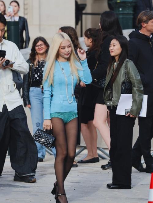 021024: модель в том же наряде, что и Дженни из Blackpink на шоу Chanel. 03