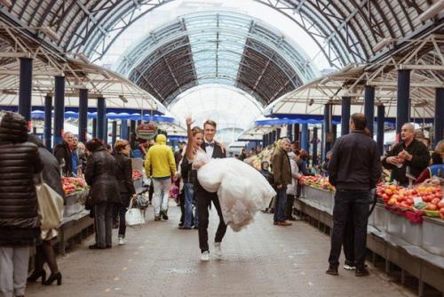 Ого!  Молодожены устроили свадебный фотосет на Комаровке, в метро и Маке. 01