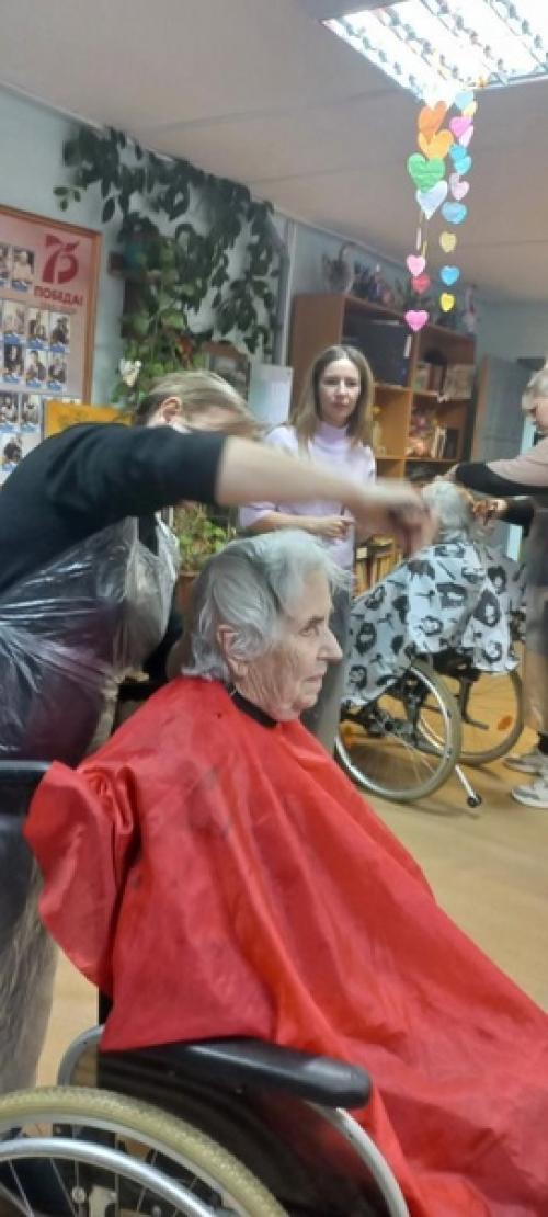 Учебный центр Псков посетили наших проживающих, сделали им модные стрижки. 02