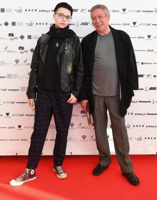 Дочурка Миши Ефремова 20-летняя Анна Мария Ефремова попросила обращаться к ней исключительно в мужском роде. 02