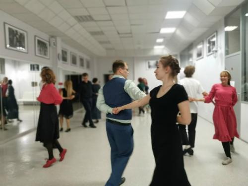 Интернет наполнен видео, где жених впервые видит невесту в свадебном платье и не может сдержать слёз. 06