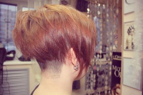 Для девушек, которые любят эпатаж и экстравагантность, модные стилисты предлагают стрижки и укладки в стиле ирокез. 04