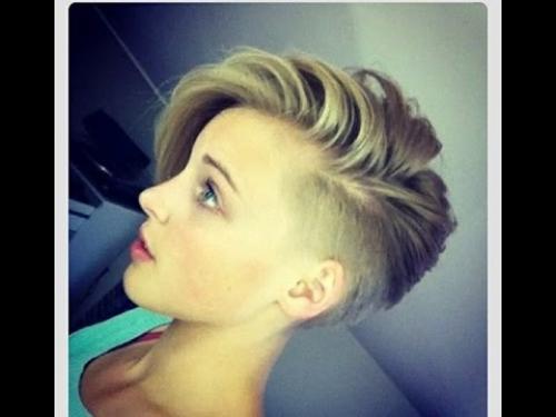 Для девушек, которые любят эпатаж и экстравагантность, модные стилисты предлагают стрижки и укладки в стиле ирокез. 06