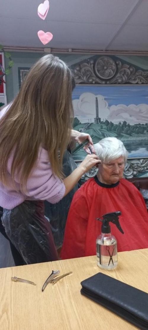 Учебный центр Псков посетили наших проживающих, сделали им модные стрижки. 06