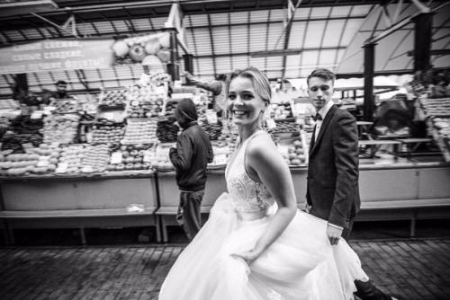 Ого!  Молодожены устроили свадебный фотосет на Комаровке, в метро и Маке. 02