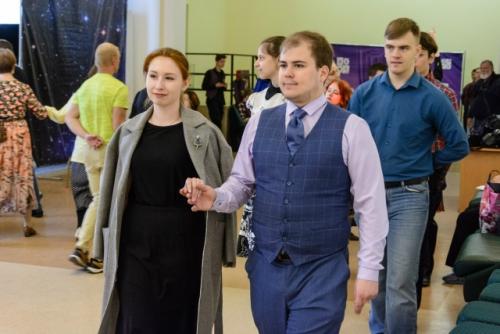 Интернет наполнен видео, где жених впервые видит невесту в свадебном платье и не может сдержать слёз. 05