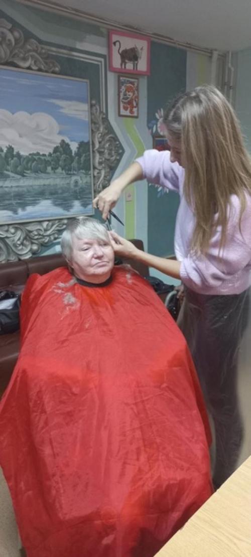 Учебный центр Псков посетили наших проживающих, сделали им модные стрижки. 01