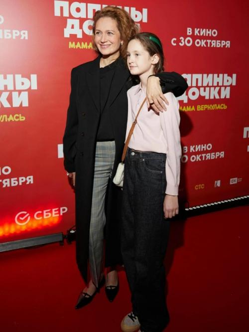 В кинотеатре Октябрь режиссер Анатолий колиев представил публике фильм папины дочки. 03