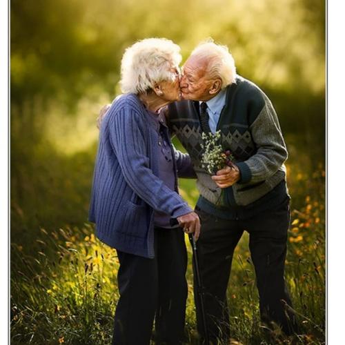 Фотограф устроил фотосессию для супругов, которые вместе 72 года, чтобы показать, как выглядит настоящая любовь. 07