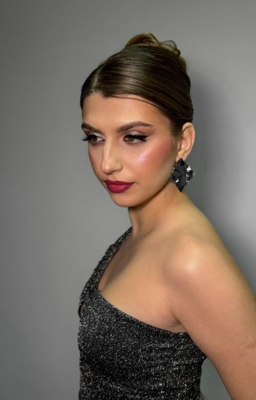 2-2, 5 часа и эффектный новогодний образ стойкостью до 24 ч готов. 01