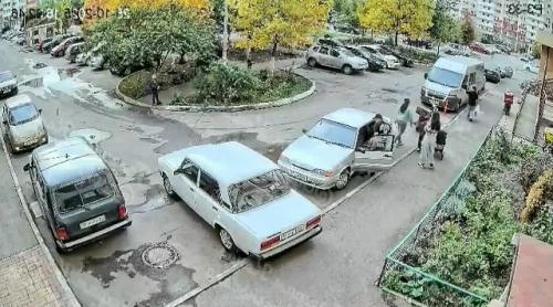 В Краснодаре девочка выбежала из-за припаркованного автомобиля на дорогу и была сбита скутером: отец школьницы избил курьера. 01