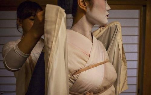 Взгляд на одеяние гейши: больше подготовки, чем изящества. 03 Взгляд на одеяние гейши: больше подготовки, чем изящества. 03