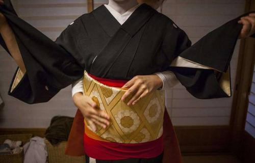 Взгляд на одеяние гейши: больше подготовки, чем изящества. 04 Взгляд на одеяние гейши: больше подготовки, чем изящества. 04