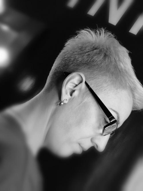 Короткие стрижки уже несколько сезонов подряд являются одним из главных трендов среди женских стрижек. 02