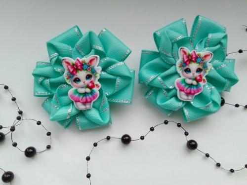 Я мама троих девочек, и я знаю не по наслышке, что такое собрать девочек на праздник. 03