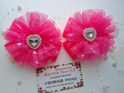 Я мама троих девочек, и я знаю не по наслышке, что такое собрать девочек на праздник. 01