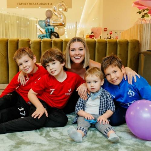 Мария кожевникова показала фото с 4-я сыновьями в Профессиональный Праздник.