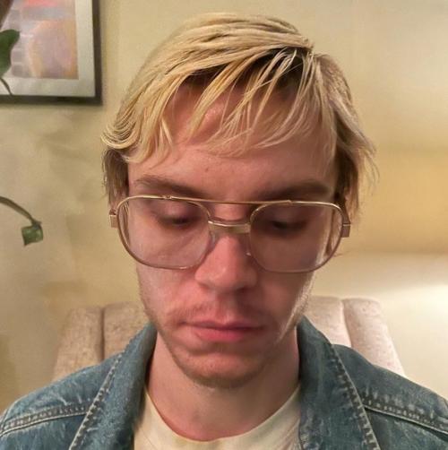 Наша дорогая шей снова делится фотографиями прически эвана для Дамера. 01