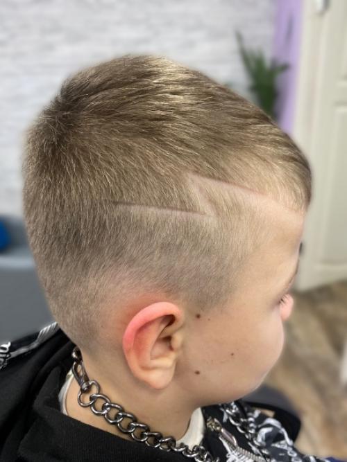 Эти модные линии, ломающиеся под разным углом, очень востребованы при выстригании узоров на висках. 01