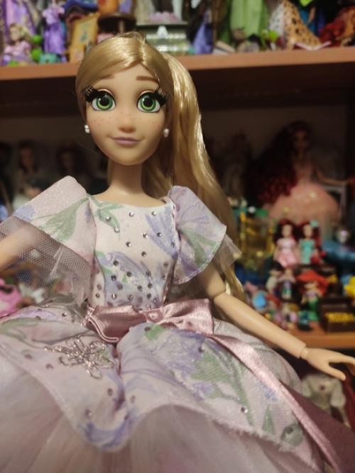 Очень красивая кукла и волосы достаточно длинные если распустить их. 01