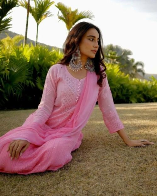 Сурбхи джиоти - это неземная сказка, о которой можно мечтать в розовом шароварах, см. 01